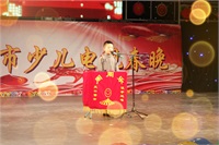 48節目名稱 球迷 選送單位 營口市全國青少兒播音主持營口考級培訓 指導教師 孫維綿 表演者 艾楊卓睿.jpg